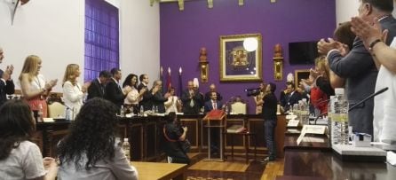 Los concejales aplauden a Julio Millán en el momento en el que toma el bastón de mando.