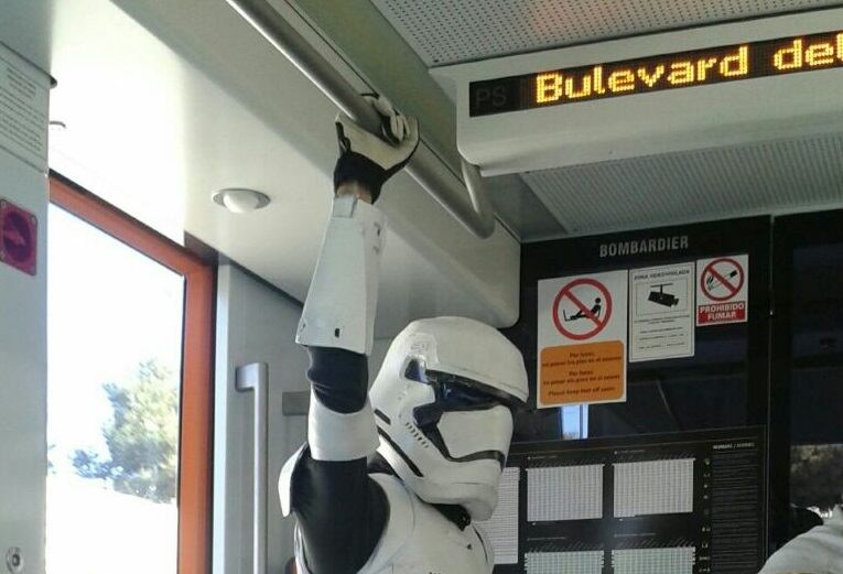 Una persona disfrazada viaja en la L2 del TRAM d&#039;Alacant (archivo)