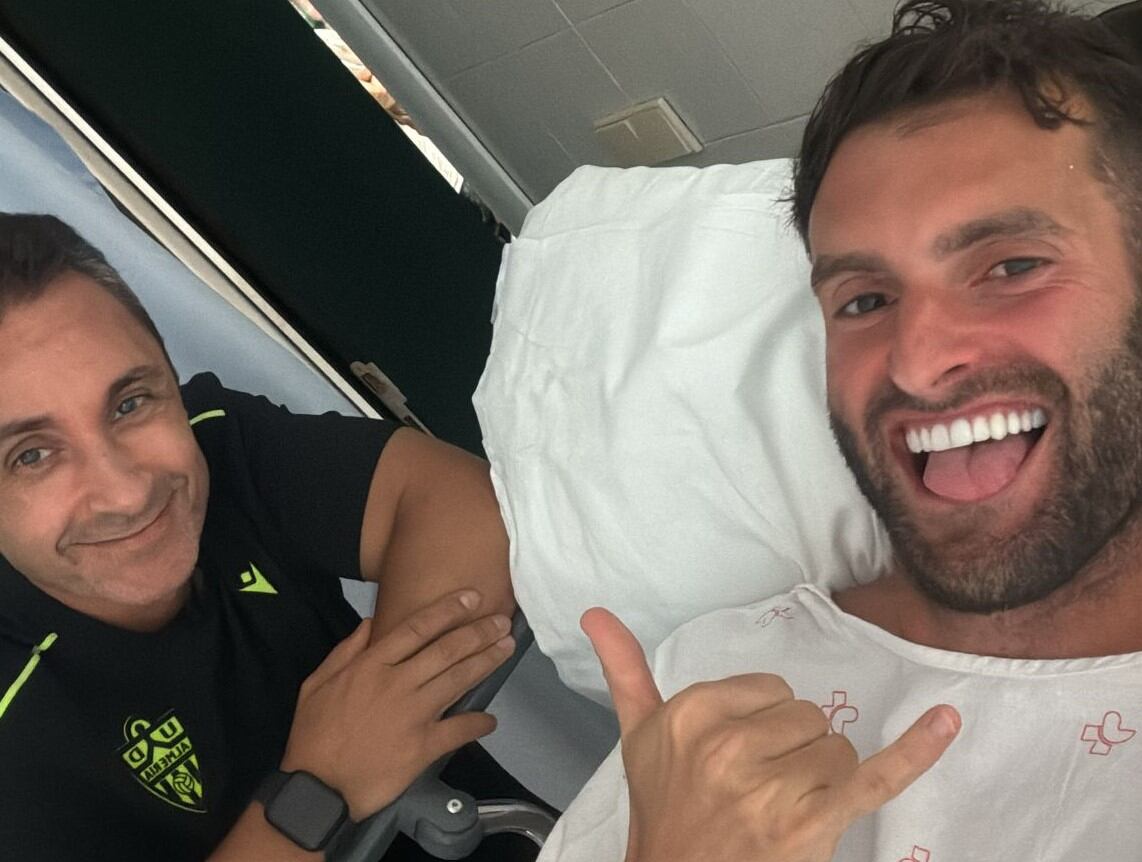 Leo Baptistao posa feliz en el hospital de León.