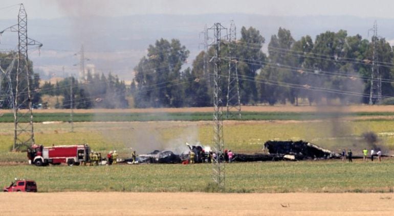 Imagen del accidente en Sevilla, minutos después de que se estrellara el avión