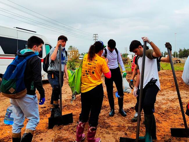Imagen de jóvenes con las palas elaboradas por Industrias Seguí