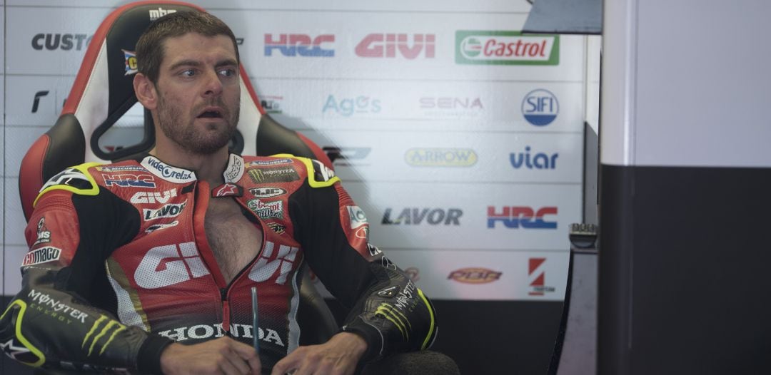 Cal Crutchlow durante un descanso en medio de una sesión de entrenamientos