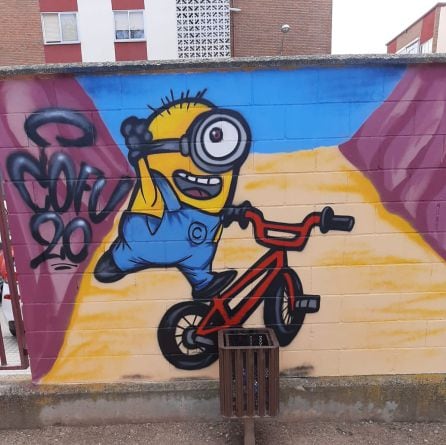 El otro mural representa a otro Minion en bicicleta