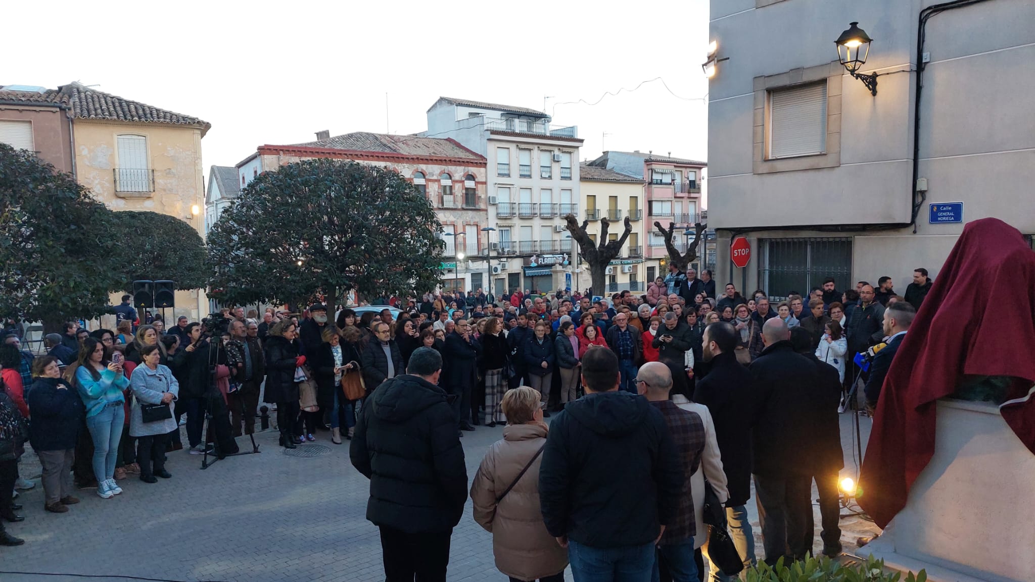 Aspecto que presentaba, con el público asistente, el acto de inauguración del Monumento en Homenaje a las Víctimas del COVID 19 en Jódar