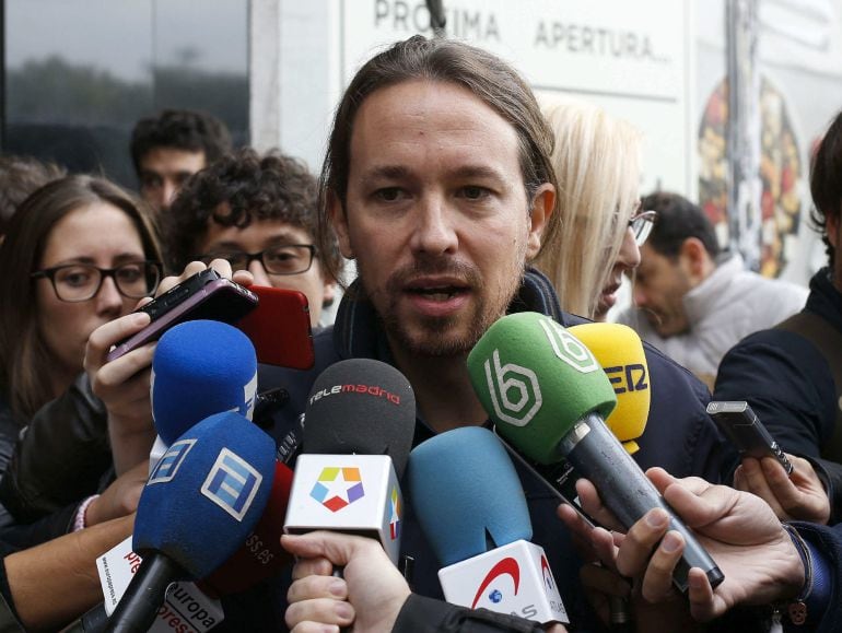 El líder de Podemos, Pablo Iglesias, a su llegada a la reunión de la dirección estatal del partido para analizar la estrategia electoral del 20D.