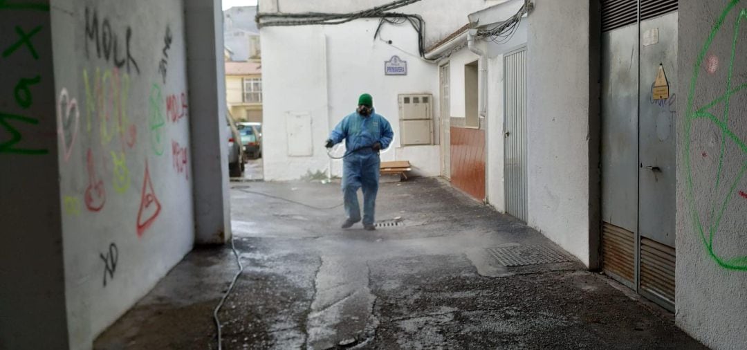 Operario municipal desinfectando en Alcalá la Real.