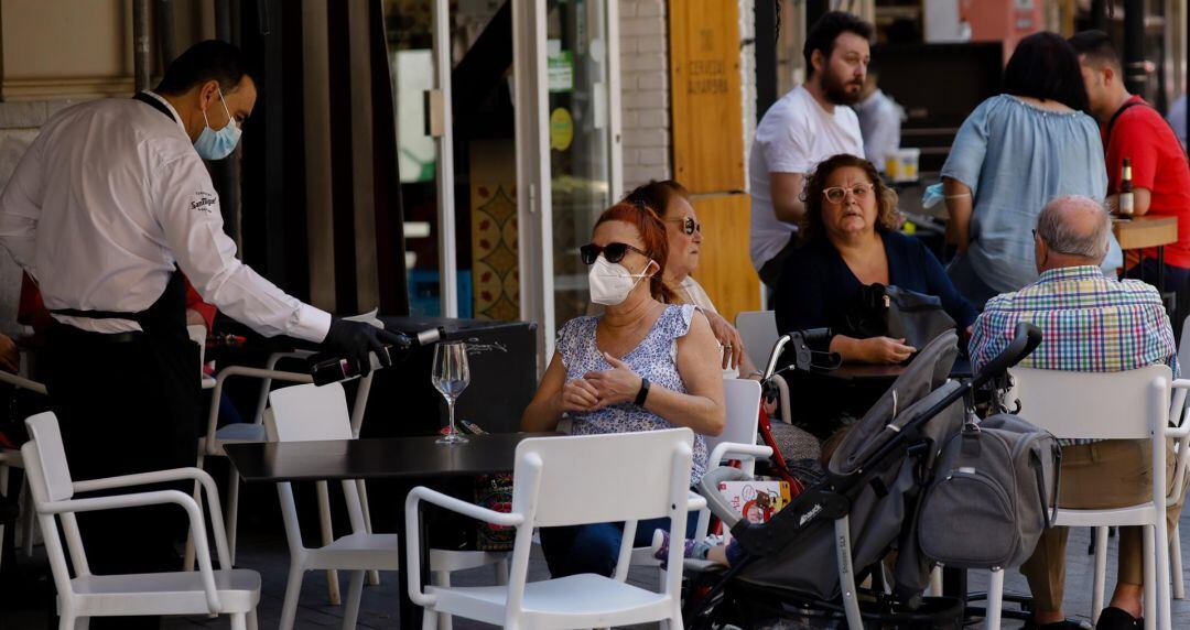 Clientes en las terrazas de los bares de la Plaza de las Flores en la capital de Murcia