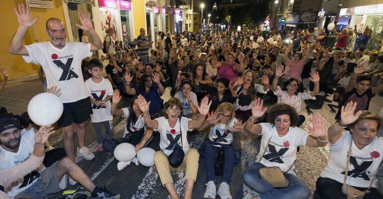 Centenares de personas se han manifestado por las calles del centro de Murcia para reclamar el soterramiento de las vías, ante la próxima llegada del Ave en superficie a Murcia, 