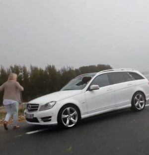 Así quedó la luna de uno de los coches