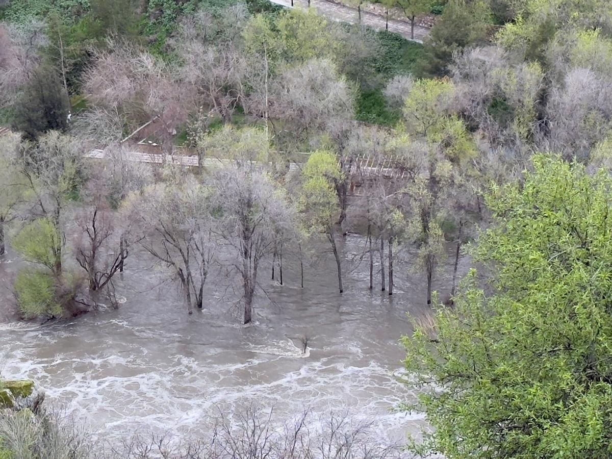 Umbral rojo en la estación de aforo de la Casa del Diamantista (y en otras dos), tras la crecida del río Tajo en Toledo