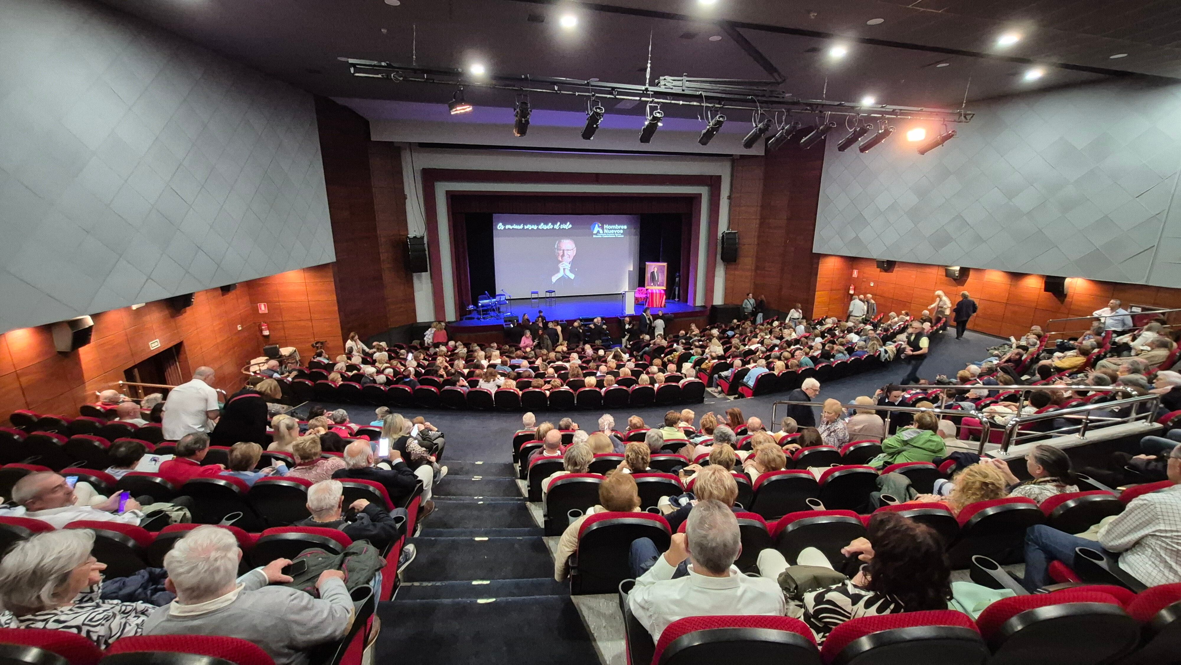 Los palentinos llenan el Teatro Ortega para honrar la memoria de Nicolás Castellanos