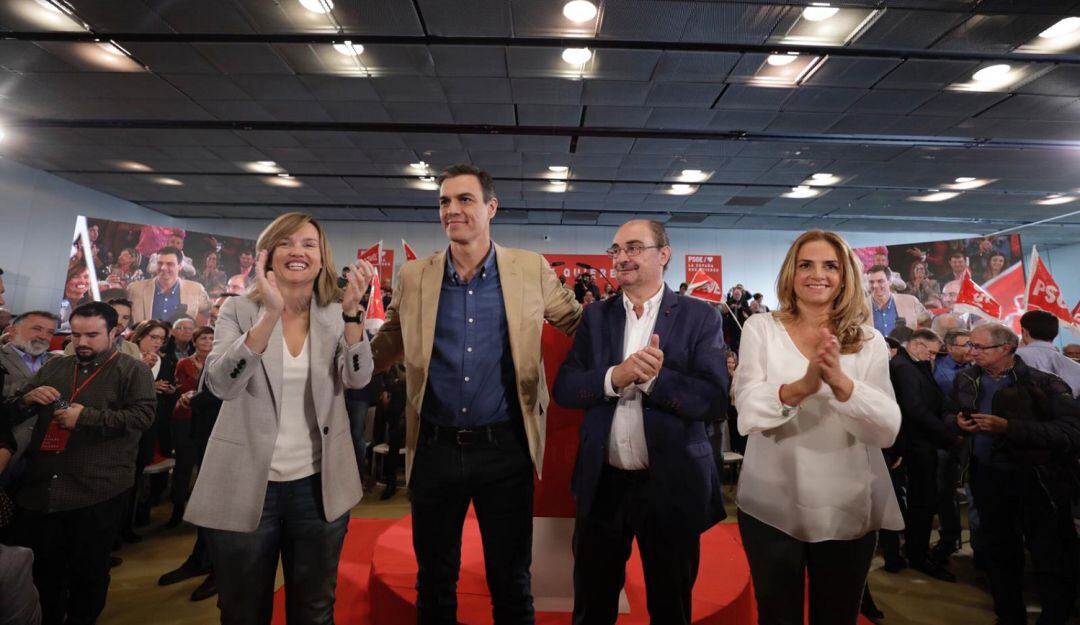 Pedro Sánchez, flanqueado por Javier Lambán, Pilar Alegría y Susana Sumelzo