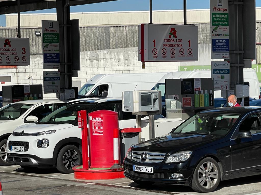 Colas en una gasolinera de Vigo