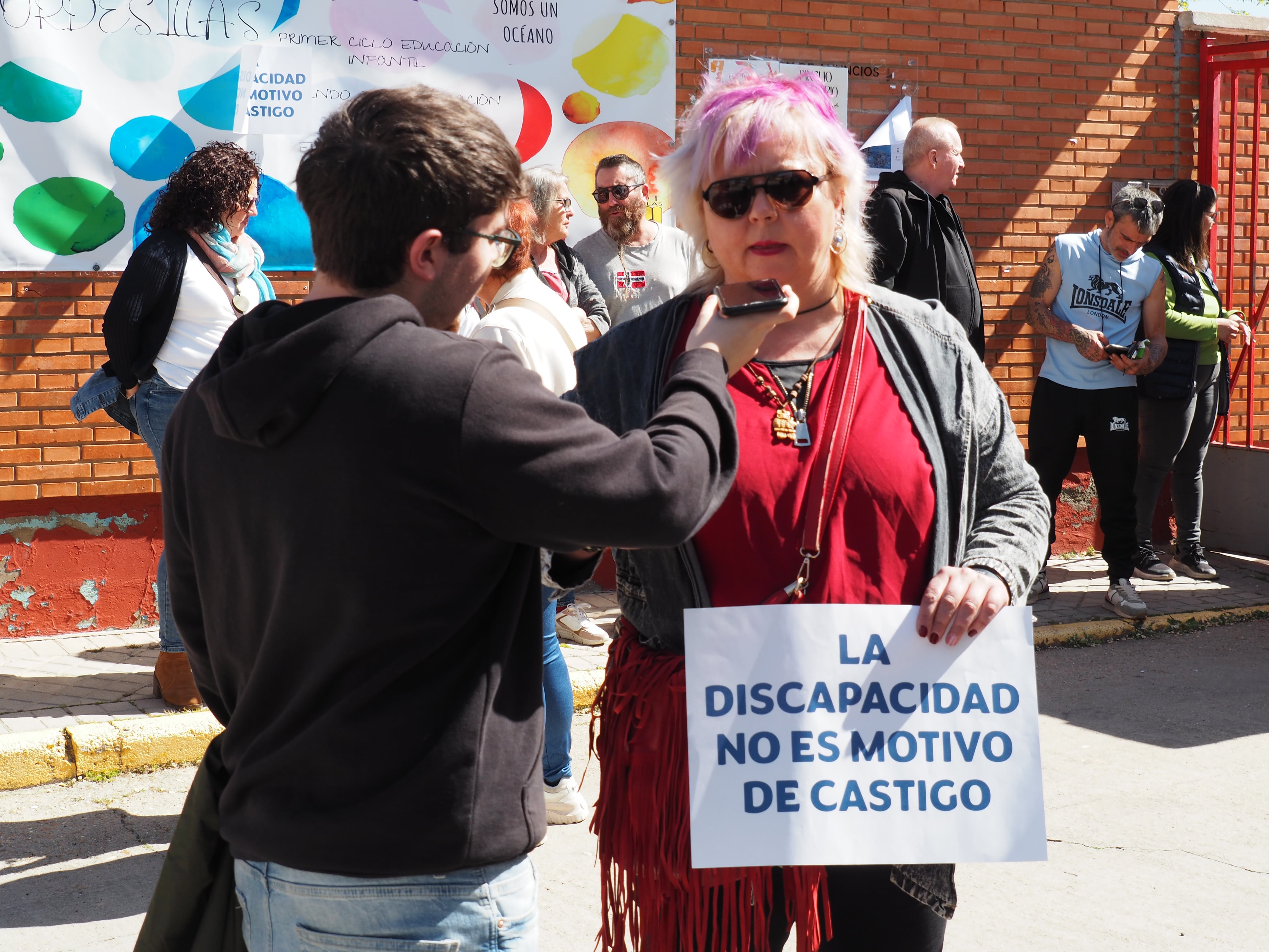 Elisa Cerrillo, madre de Fabio, antes de entrar a la reunión con el colegio