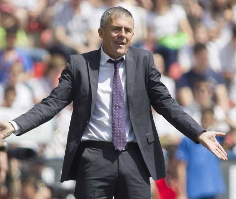 GRA150. VALENCIA, 10/05/2015.- El entrenador del Levante Lucas Alcaraz durante el partido de la trigésimo sexta jornada de Liga que disputan frente al Atlético de Madrid en el estadio Ciutat de Valencia. EFE/MIGUEL ÁNGEL POLO