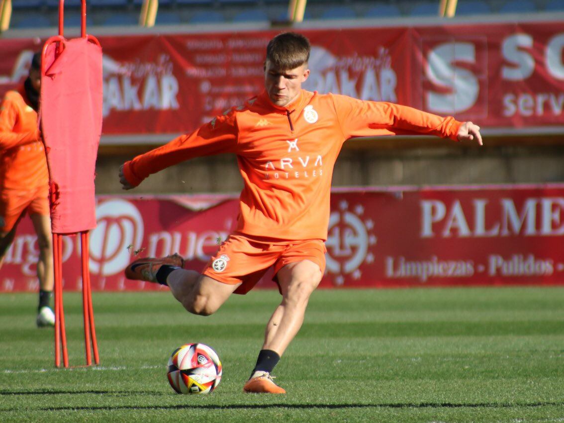 Aarón Rey durante un entrenamiento en el Reino de León.