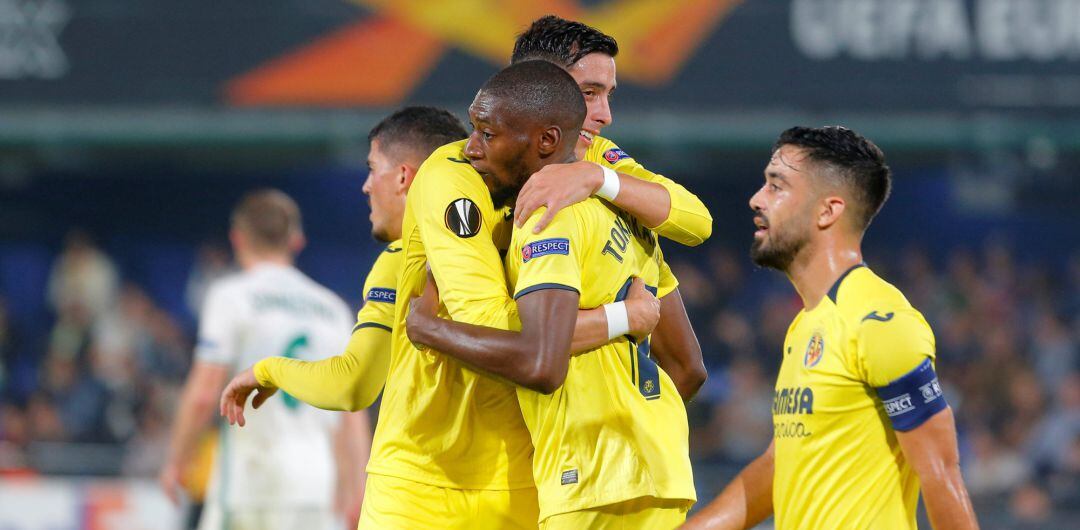 Los jugadores del Villarreal celebran un gol de Ekambi