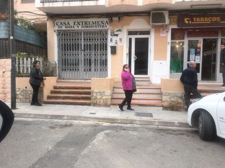 Varias personas esperando para entrar en un estanco