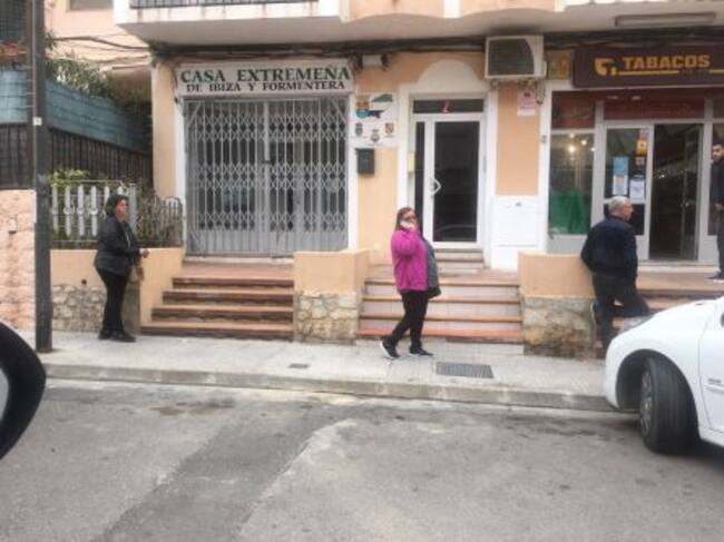 Varias personas esperando para entrar en un estanco