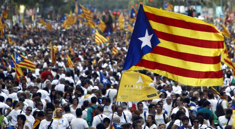 Miles de personas en la avenida Meridiana de Barcelona durante la Via Catalana, la gran manifestación por la Diada de Cataluña. EFE/Quique García