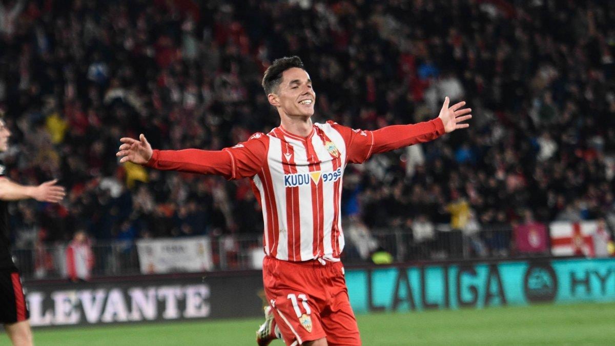 Sergio Arribas va volando esta temporada con 17 goles y mete al Almería en posiciones de ascenso directo.