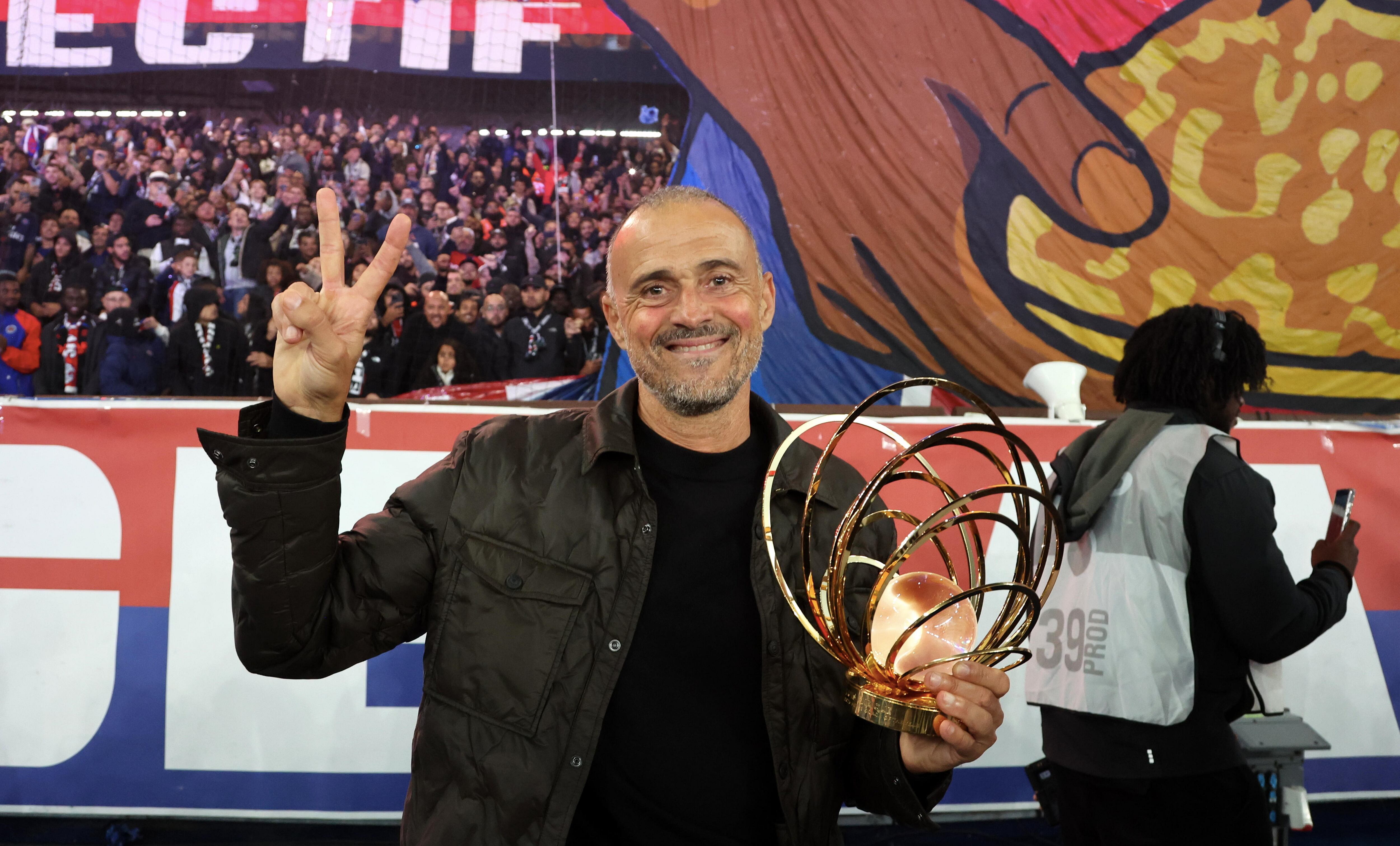 Luis Enrique celebrando el Cruyff Trophy