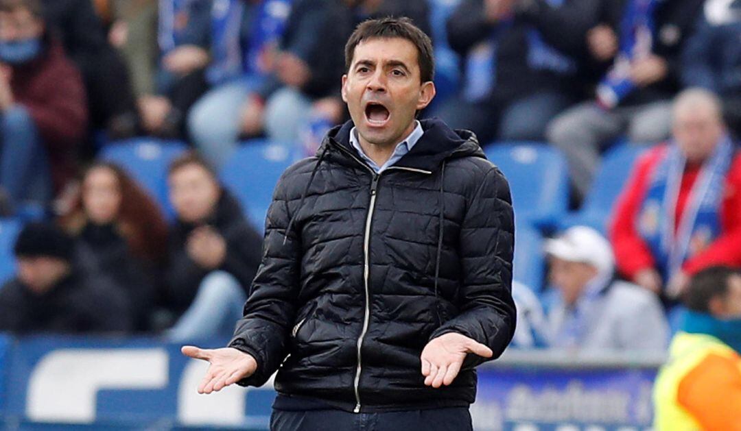 Asier Garitano parece pedir explicaciones a sus jugadores durante el partido contra el Getafe