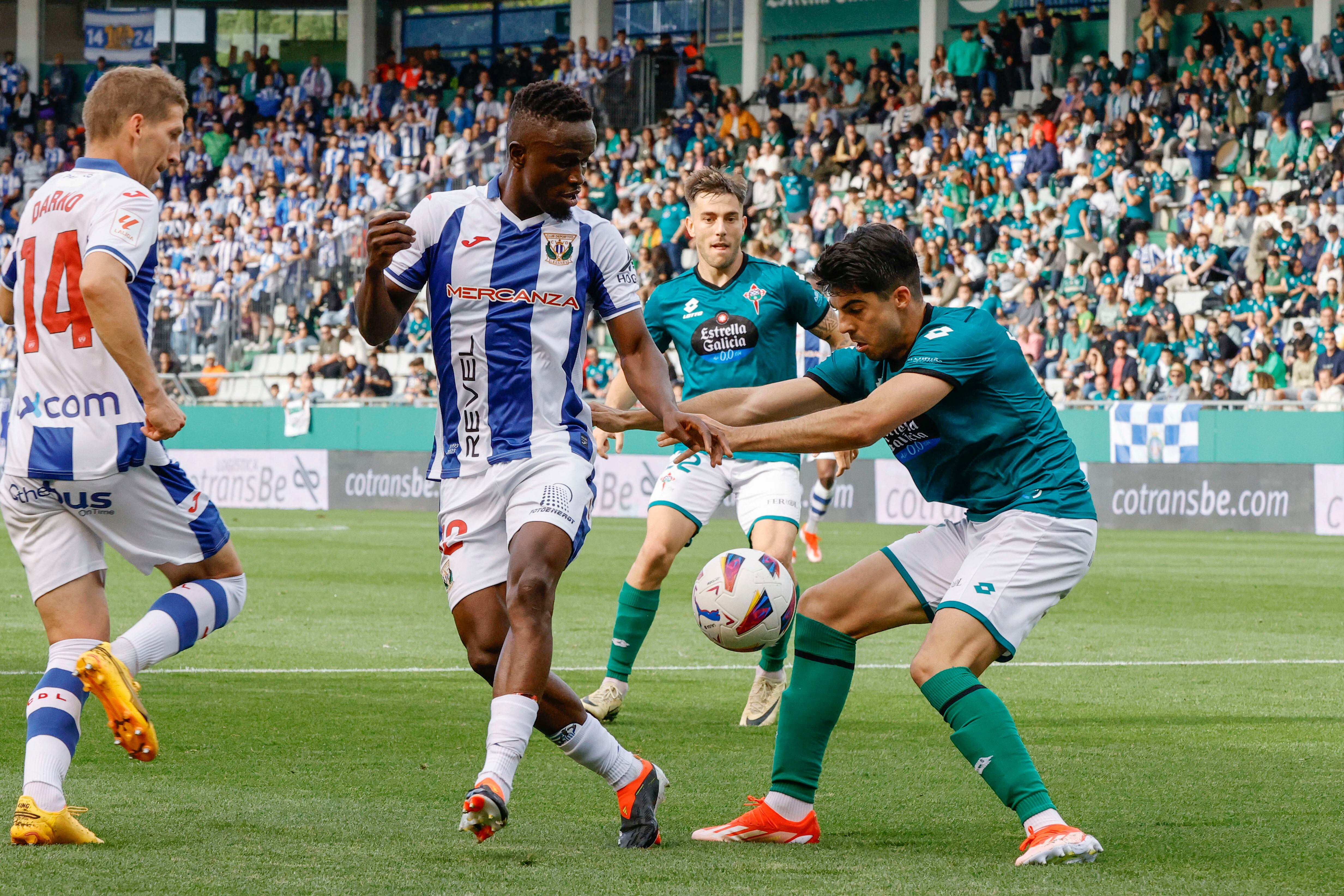 FERROL, 26/05/2024.- El defensa del Racing de Ferrol Enrique Clemente (d) lucha con Yvan Neyou, del Leganés, durante el encuentro de la jornada 41 de LaLiga Hypermotion que Racing de Ferrol y Leganés disputan hoy domingo en el estadio de A Malata, en Ferrol. EFE/kiko delgado
