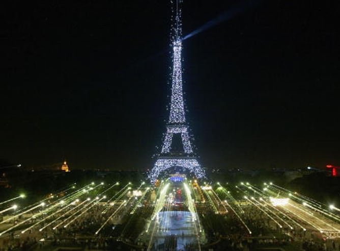 Más de 20.000 bombillas iluminan la Torre Eiffel el 21 de junio 2003 en París. Las nuevas bombillas iluminarán la torre durante 10 minutos al comienzo de cada hora, desde el atardecer hasta la madrugada