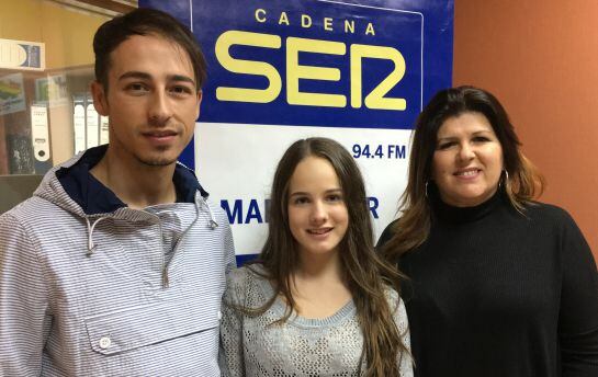 Lorenzo Estangüei (entrenador), Alicia Rodríguez (bailarina) y María José Aguilar (impulsora del club) en los estudios de la radio