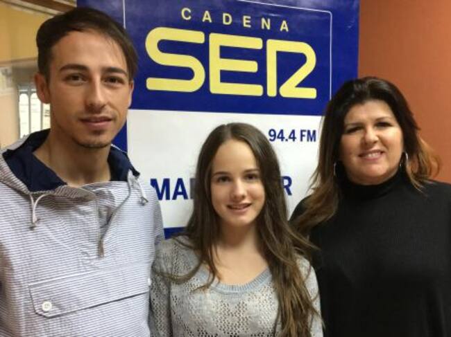 Lorenzo Estangüei (entrenador), Alicia Rodríguez (bailarina) y María José Aguilar (impulsora del club) en los estudios de la radio
