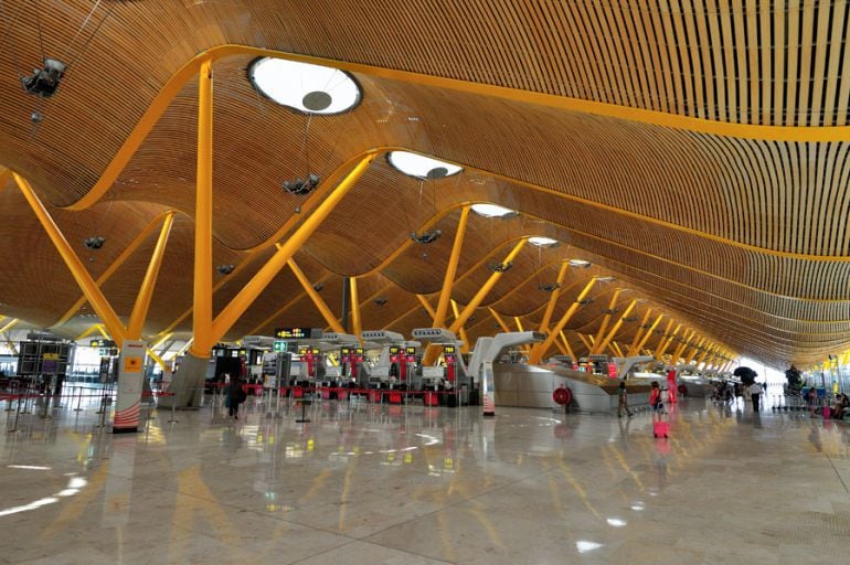 Vista general de interior del aeropuerto Madrid - Barajas