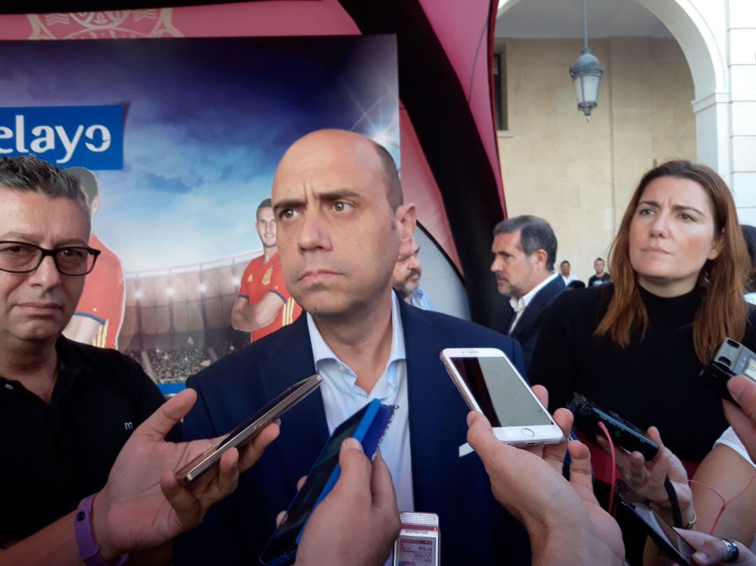 Gabriel Echávarri atendiendo a los medios en una imagen de archivo y el exasesor Lalo Díez, al fondo, de perfil.