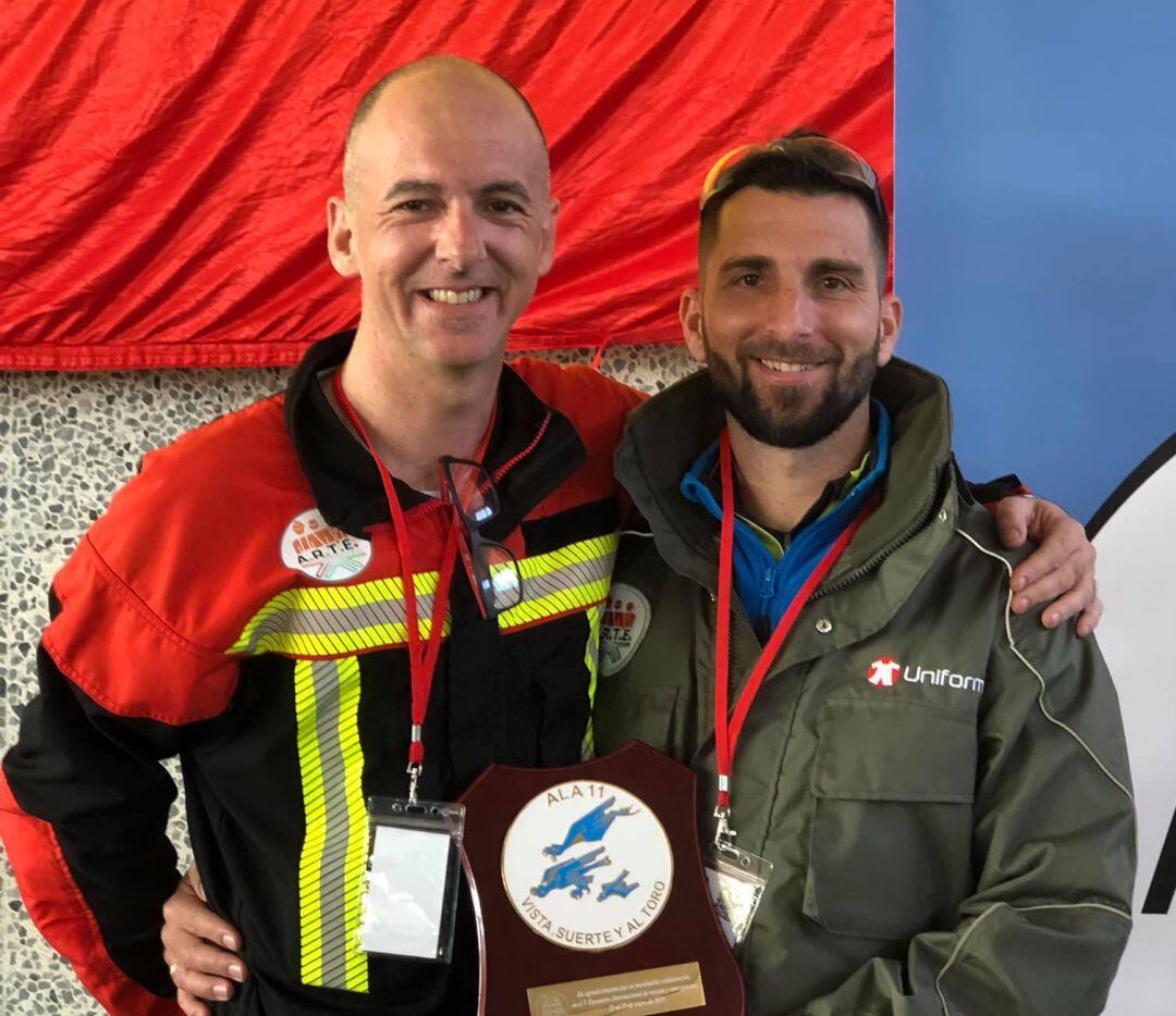 El inventor del Sipe Baby Rescuer, Raúl Esquinas,a la derecha, con Luis Ayala de la Asociación ARTE de Rescate en Tráficos y Emergencias 