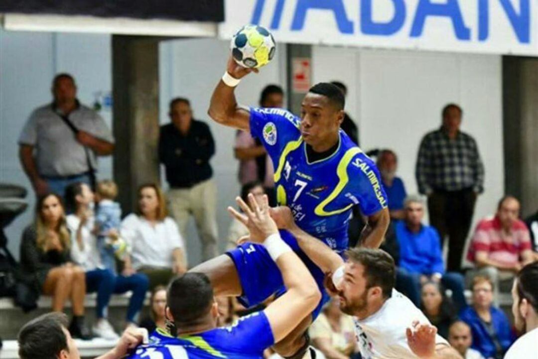 Yoan Balázquez, en una de su clásicas elevaciones