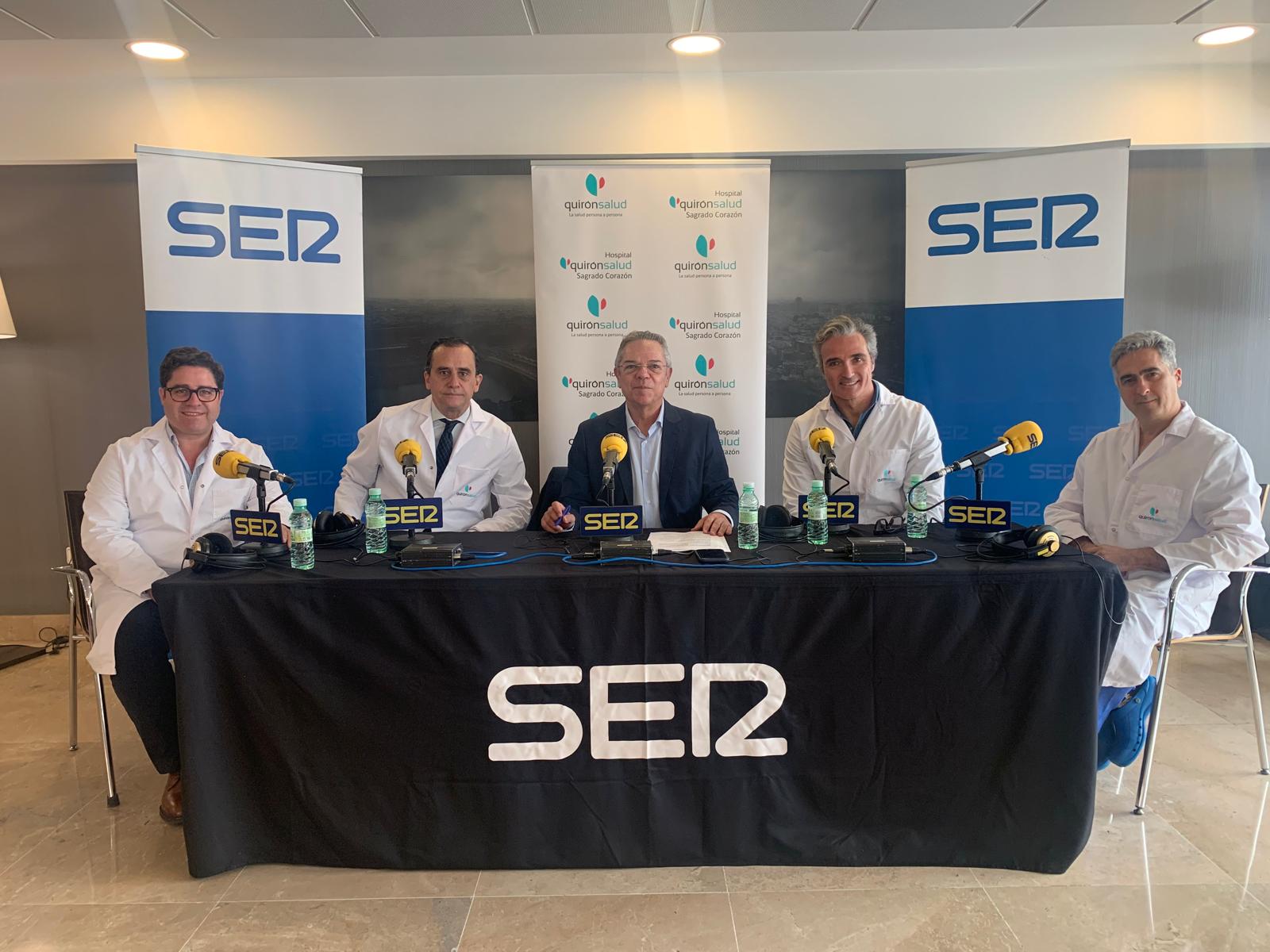 Los doctores Julio Gómez, Salvador Morales,  Juan Bellido y José María Álamo junto a Salomón Hachuel