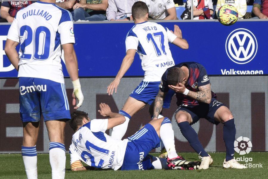 Alberto Zapater en la acción por la que fue expulsado