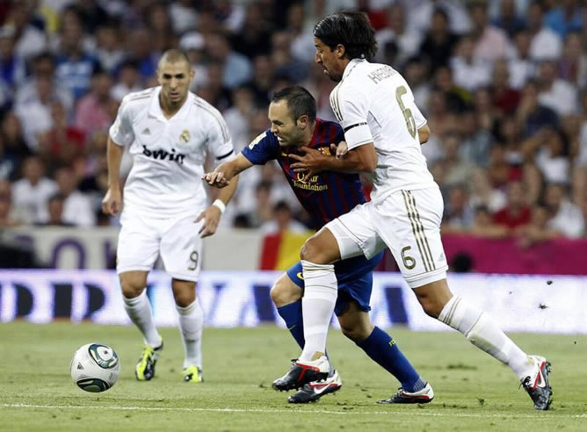 Iniesta protege el balón ante Kedhira