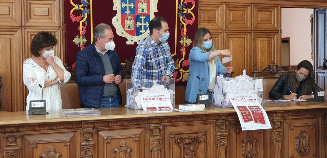 Sorteo ante notario de la campaña del comercio palentino &quot;Palencia de Corazón&quot;