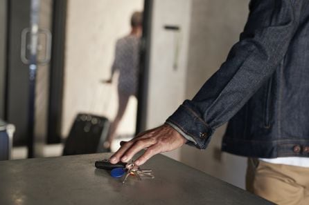 Un joven deja las llaves del piso sobre una mesa