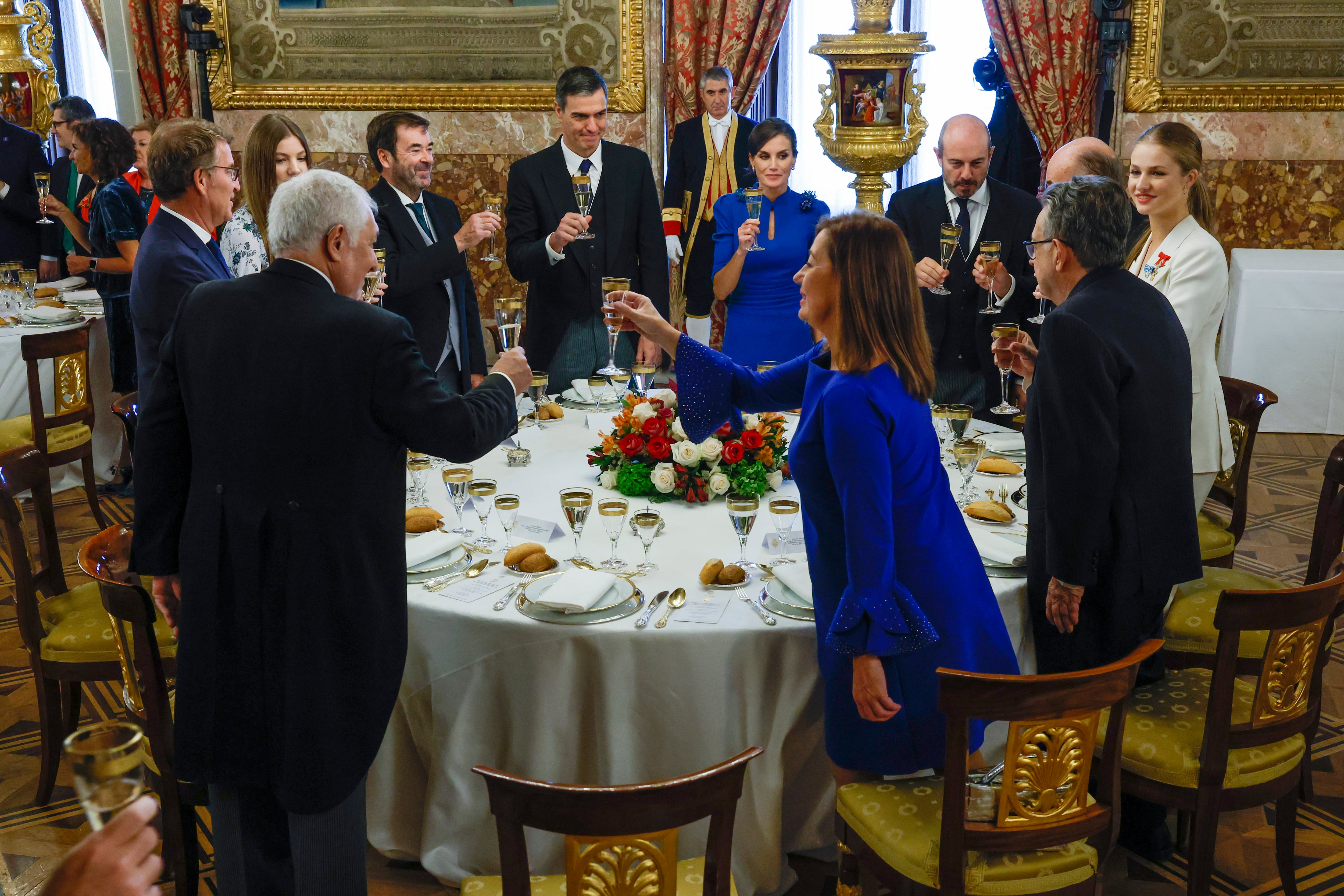 La princesa Leonor (d) brinda con los comensales que le acompañan en la mesa durante el almuerzo celebrado en el Comedor de Gala del Palacio Real tras la jura de la Constitución.