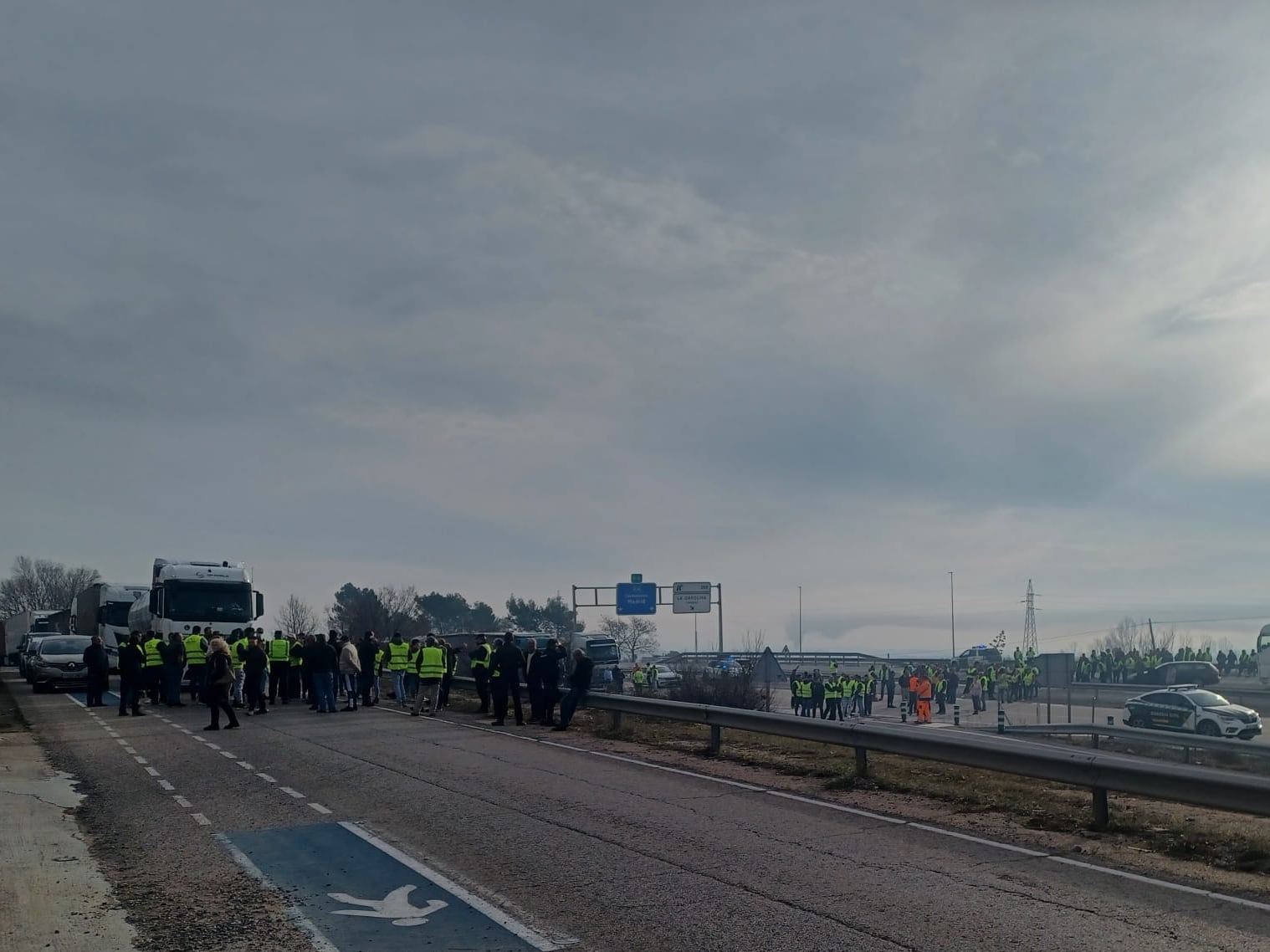 Protesta de agricultores en la A-4 a la altura de La Carolina