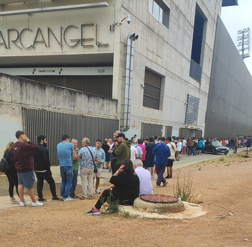 Colas en El Arcángel para comprar entradas