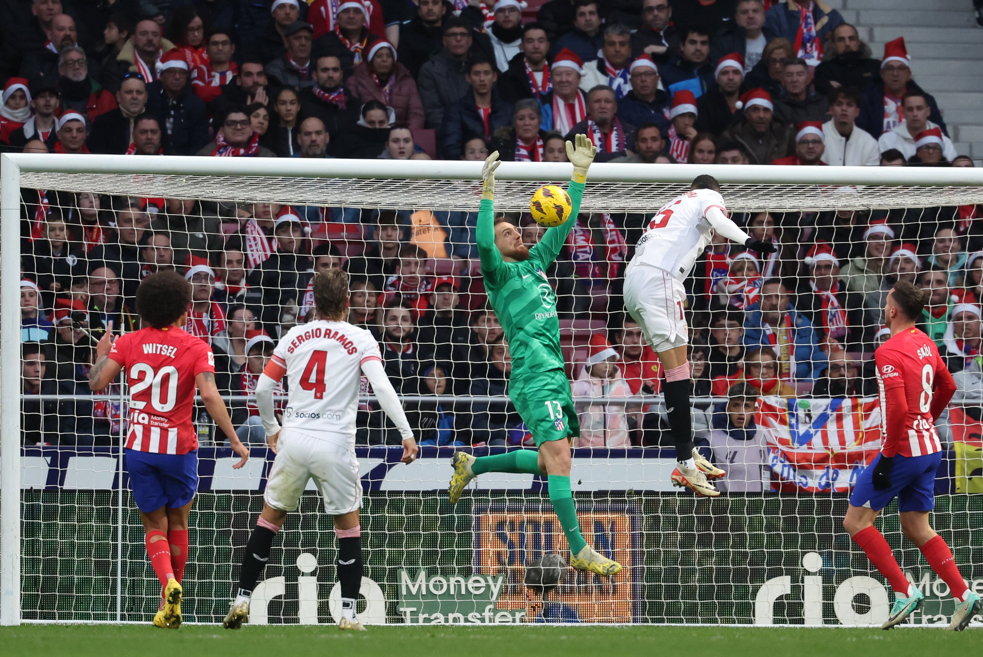 Atlético de Madrid y Sevilla FC ya se enfrentaron en el Metropolitano en LaLiga EA Sports. (Photo by Pierre-Philippe MARCOU / AFP) (Photo by PIERRE-PHILIPPE MARCOU/AFP via Getty Images)