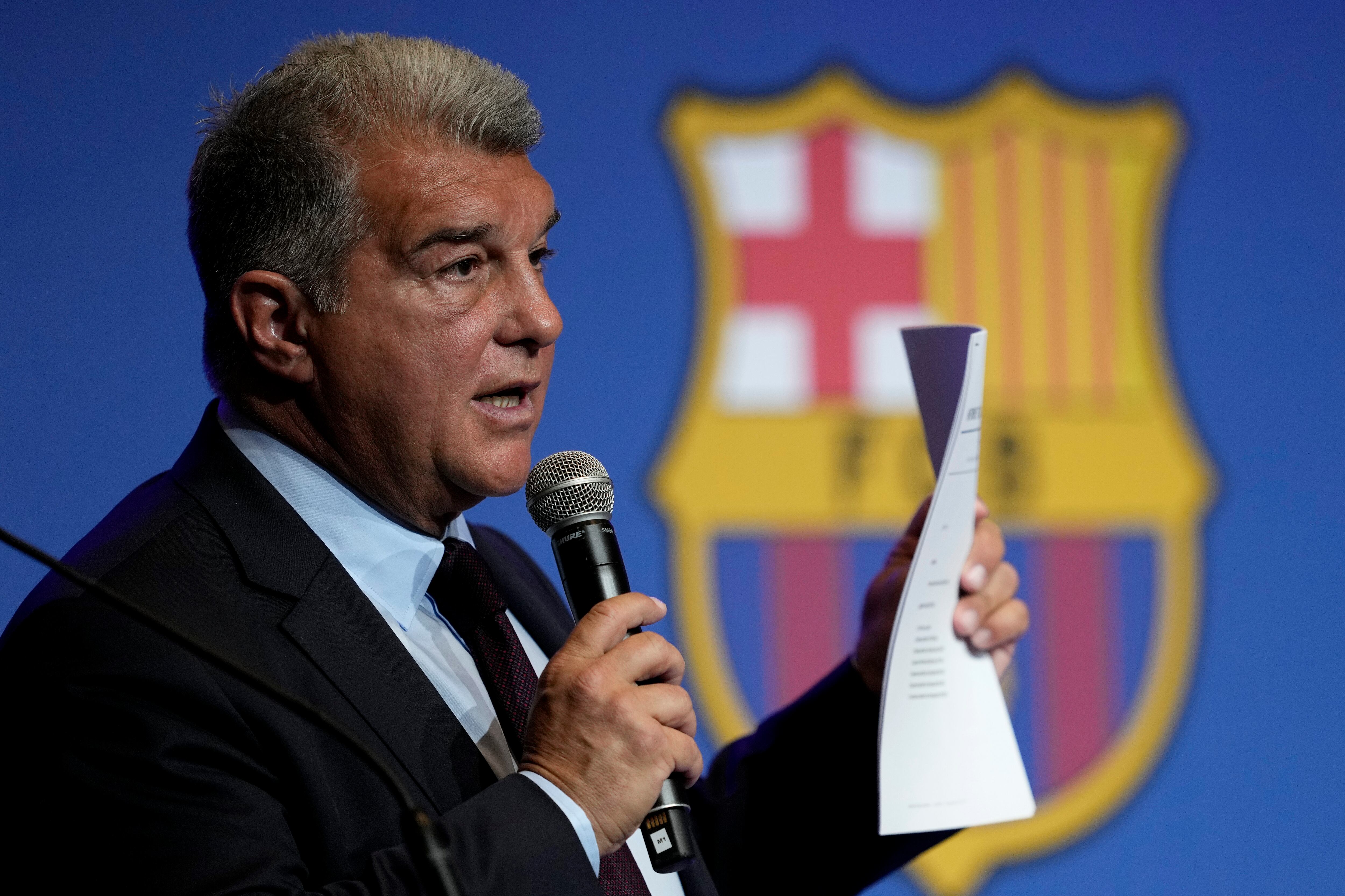 GRAFCAT8995. BARCELONA, 17/04/2023.- El presidente del FC Barcelona, Joan Laporta, durante la comparecencia que protagoniza este lunes para informar de los resultados de la investigación interna llevada a cabo por la entidad azulgrana en relación al caso Negreira. EFE/Alejandro Garcia
