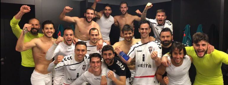 Plantilla del Alba celebrando el triunfo de Bilbao