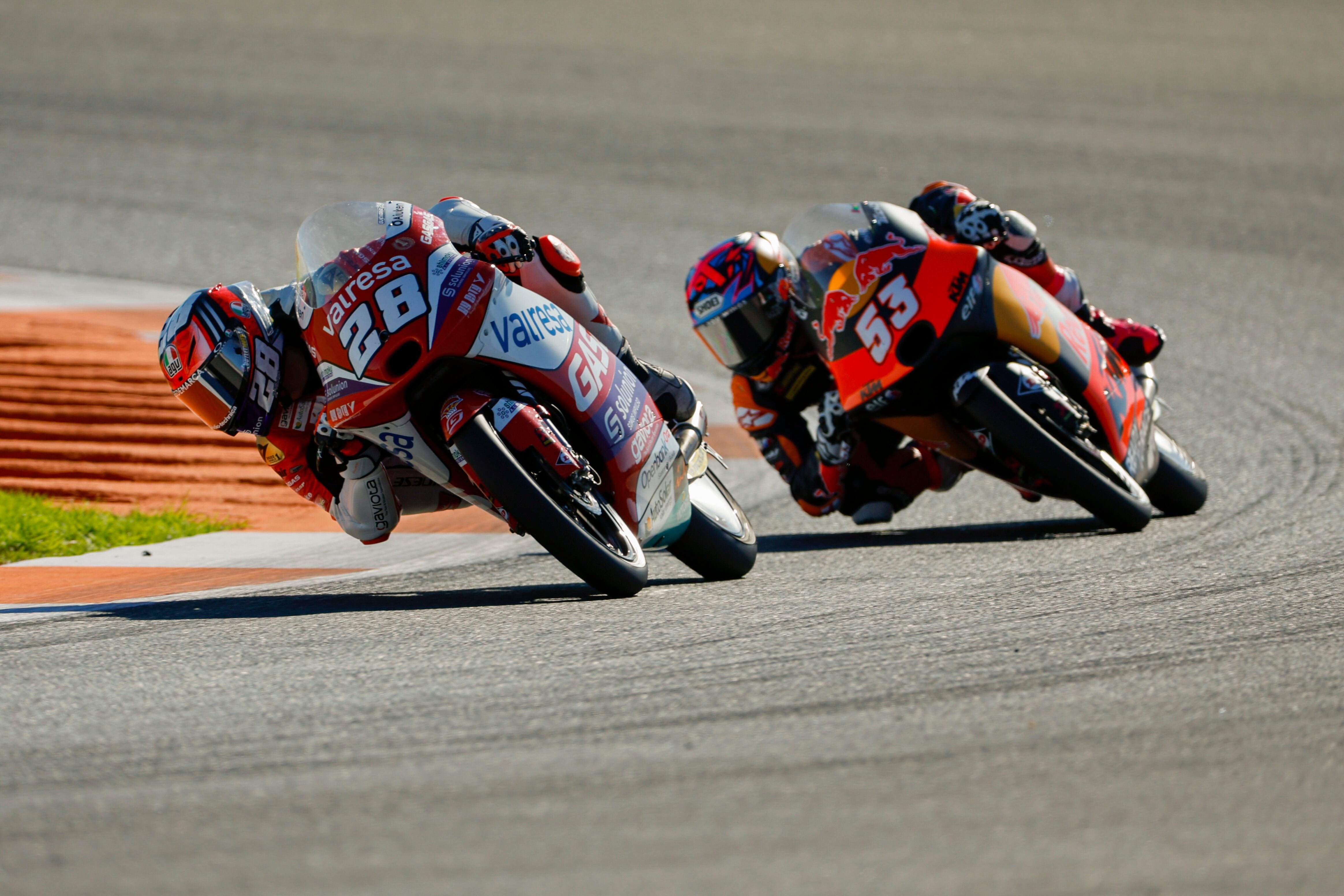 GRAFCVA9460. CHESTE (VALENCIA), 06/11/2022.-.--Los pilotos de Moto 3, Izan Guevara (i) y Deniz Oncu (d) , ruedan en el circuito Ricardo Tormo de Cheste (Valencia) donde se disputa la última prueba del mundial.EFE/ Biel Aliño
