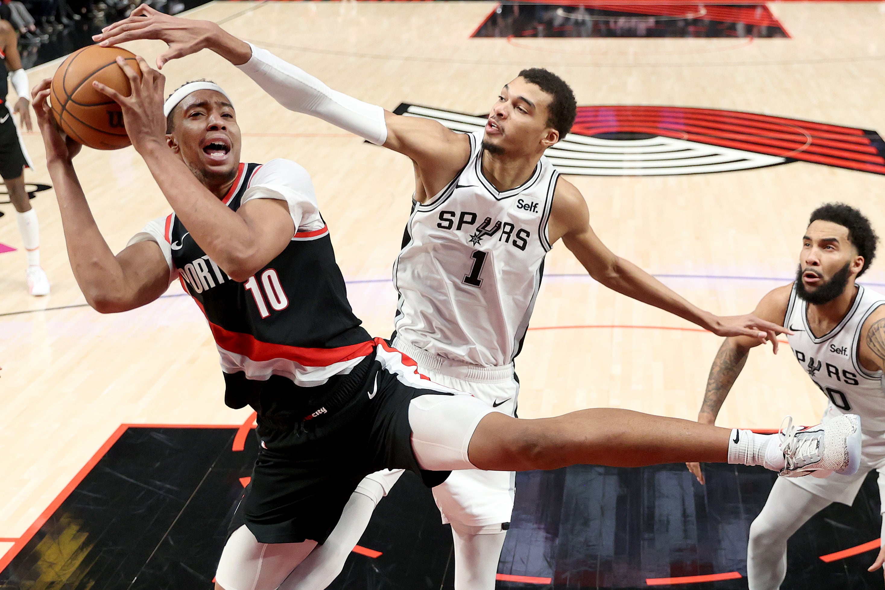 Victor Wembanyama tapona a Moses Brown durante el partido ante Portland Trail Blazers