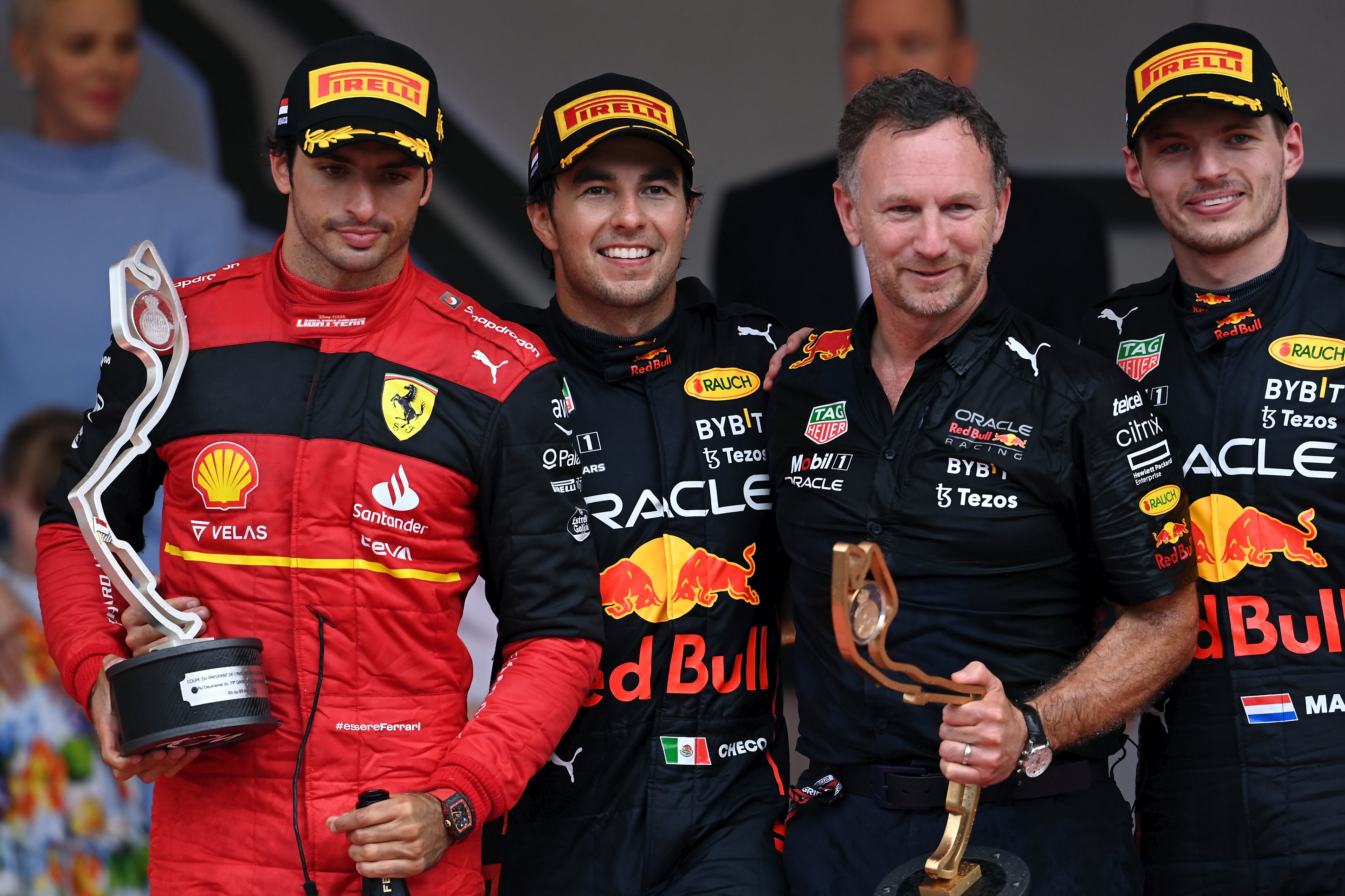 Carlos Sainz, Sergio Pérez, Christian Horner y Max Verstappen  comparten un podio