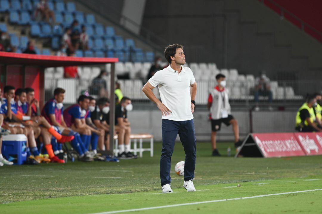 Rubi atento al equipo en la primera parte contra el Oviedo.